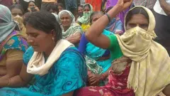 మహిళల ధర్నా