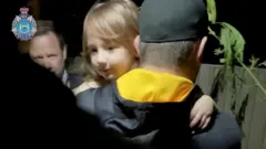 Polícia divulgou fotos e áudio do momento em que Cleo Smith foi encontrada