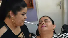 Clélia aprendeu a rotina da beleza com a mãe