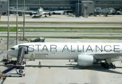 Avião da Singapore Airlines parado para manutenção após pouso de emergência