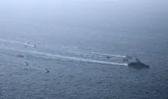  عناصر من القوات العسكرية الإيرانية يشاركون في مناورة بعنوان "التحكم الذكي في مضيق هرمز"، نفذتها القوات البحرية التابعة للحرس الثوري الإيراني في الخليج ومضيق هرمز في 16 فبراير/شباط 2026. 