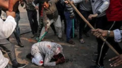 Kütlə kişini döyür