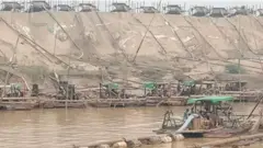 ဥရုမြစ် ရေအစပ်ထဲအထိ ၅လက်မအထက်ရှိတဲ့ ပိုက်တွေကို ဖောင်တွဲပြီး တန်းစီချထားတာ မြစ်ရိုးတလျှောက် အစီအရီအများအပြားကိုတွေ့မြင်နိုင်ပါတယ်။