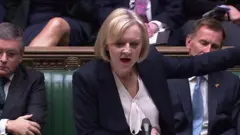 ரிஷி சூனக்கை தோற்கடித்தவர் வெறும் 45 நாளில் பிரிட்டன் பிரதமர் பதவியை உதறியது ஏன்?