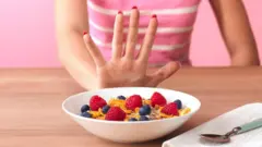 Quienes sufren ortorexia dedican mucho tiempo a informarse sobre las propiedades de los alimentos