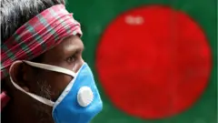 মাস্ক পরা একজন