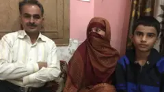 निसार अहमद अपने परिवार के साथ
