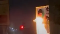 آتش زدن تصاویر خامنه‌ای در یزد