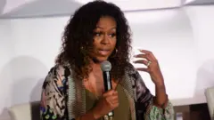 मिशेल ओबामांना