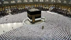 Jemaah haji di Kaabah, Mekah, Arab Saudi pada 2 Juli 2022.
