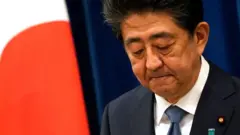 Abe durante su renuncia este viernes.