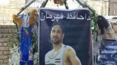 گل‌دسته مقابل خانه نوید افکاری در شیراز