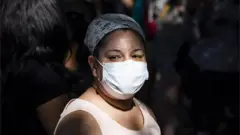 Mulher em protesto perto da Casa Branca, EUA