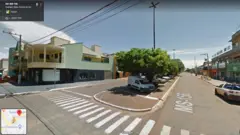 Imagem do Google Street View de rua arborizada durante do dia em Caarapó