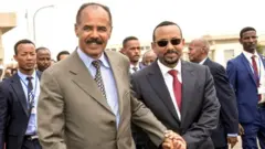 Parezida Isaias Afwerki (ibubamfu) yakira umushikiranganji wa mbere mwa Ethiopia Abiy Ahmed ku mugwa mukuru Asmara