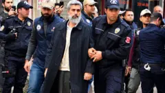 Alpaslan Kuytul polisler tarafından götürülüyor