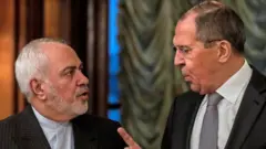 محمد جواد ظریف (چپ) برای دیدار با سرگئی لاوروف، وزیر خارجه روسیه به مسکو رفته است