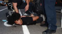 протести США