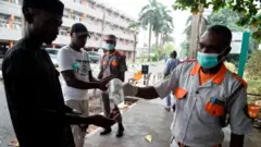 Ndị ọụ ahụ ike na-enye ndị mmadụ 'hand sanitizer'