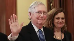 Lãnh đạo đảng Cộng hòa Mitch McConnell (trái)