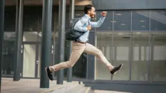 Hombre corre tras la salida del trabajo.