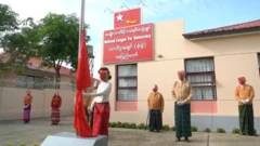 ဒေါ်အောင်ဆန်းစုကြည်က ပါတီအောင်နိုင်ရေးအလံကို နေပြည်တော်မှာ ရှိတဲ့ ပါတီရုံးချုပ်ရှေ့မှာ လွှင့်ထူ