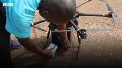 Drone carregando medicamento