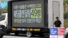 결혼을 앞둔 신혼부부들로 구성된 전국신혼부부연합회 회원이 19일 결혼식 인원 제한 및 예식장 분쟁 해결을 촉구하는 1인 및 트럭 시위를 하고 있다