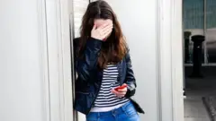 فتاة تعاني اضطرابات نفسية