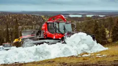 Bager čisti sneg u skijalištu Ruka