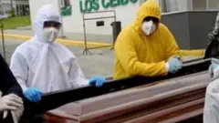 ਇਕਵੇਡੋਰ ਵਿੱਚ ਦਫ਼ਨਾਉਣ ਲਈ ਤਾਬੂਤ ਲਿਜਾਣ ਦੀ ਤਿਆਰੀ ਵਿੱਚ ਇੱਕ ਪਰਿਵਾਰ