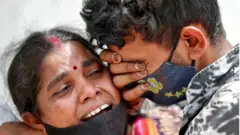 भारतमा कोभिडका कारण आफन्तको मृत्यु भएपछि भावविह्वल भएका परिवारजन