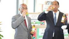 Paramagamba Kabudi(kulia) akionja dawa ya mititshamba kutoka Madagascar