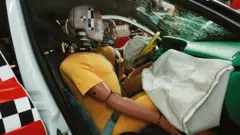 تحقیقی در بریتانیا می‌گوید که زنان بیشتر در معرض خطر گیر کردن در خودرو در اثر تصادفات هستند که این موضوع تا حدی به‌دلیل نحوه طراحی ایمنی در خودروهاست