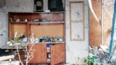 Casa destruída por bombas na Ucrânia