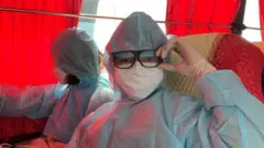 Khương Duy trên xe buýt về khu cách ly