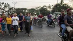 လှိုင်သာယာမြို့နယ်ထဲမှာရှိတဲ့ စက်မှုဇုန်တွေက အလုပ်သမားတွေရဲ့ ရုံးတက်ရုံးဆင်းချိန်မြင်ကွင်း