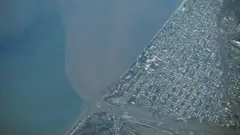 Vista aérea de la contaminación vertiendo en el mar Negro