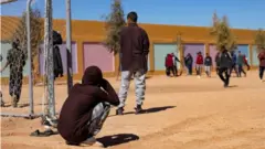 أطفال من أبناء مقاتلي تنظيم الدولة الإسلامية الأجانب يلعبون كرة القدم في مركز لإعادة التأهيل في القامشلي بسوريا
