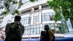 경비가 삼엄한 가운데 건물 밖에는 중국 국기가 게양됐다