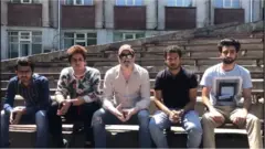 भारतीय छात्रों के साथ मलिक सैफुल्लाह (टोपी पहने हुए)