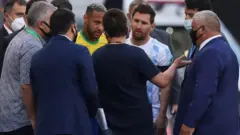 Messi y Neymar discutiendo con las autoridades