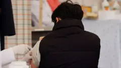 женщине делают прививку