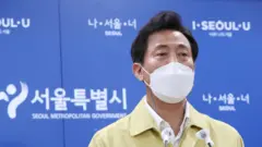 오세훈 서울시장이 첫 서울시청 브리핑을 하고 있다