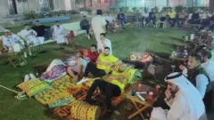 কাতারে বাড়িতে বসা খেলা দেখছেন যারা