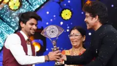 బిగ్ బాస్ విజేత సన్నీకి ట్రోఫీ అందిస్తున్న నాగార్జున