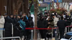 14일 오전 서울 송파구보건소에 마련된 코로나19 선별진료소에서 시민들이 줄을 서서 검사를 기다리고 있다