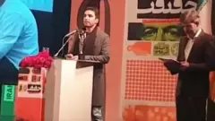 محسن استادعلی، مستندساز برگزیده جشنواره سینما حقیقت هنگام تقدیم جایزه به پویا بختیاری