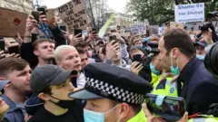 চেলসির সাবেক গোলকিপার ও বর্তমানে টেকনিখ্যাল অ্যাডভাইজার পিটার চেক ফ্যানদের মুখোমুখি হয়ে ক্লাবের অবস্থান ব্যাখ্যা করছেন।