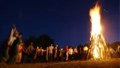 Strndžanje, Vlasi, vatra